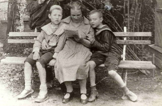 1927 г. с матерью (В.Фролов справа)