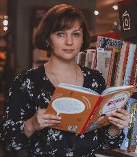 Кравченко Эвелина - писательница.