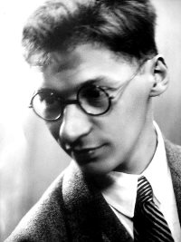 Овалов (Шаповалов) Лев Сергеевич (1905-1997) - писатель.