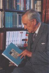 Толкин (Толкиен) Джон Роналд Рейел (Ройл, Роуэл) (1892-1973) - английский писатель.